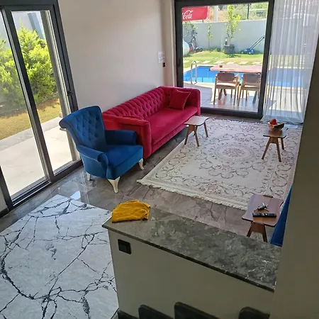 Havuzlu Muestakil Villa 4 Oda 1 Salon Çeşme