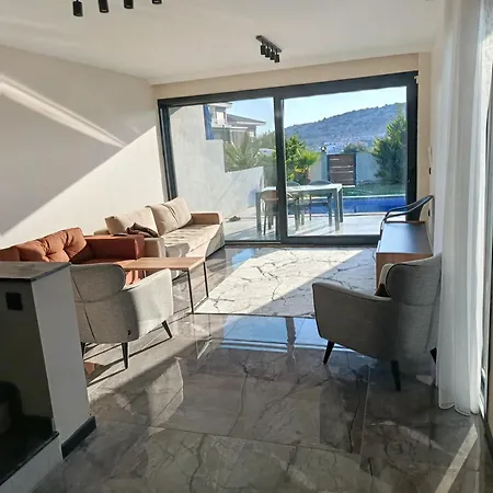 Havuzlu Muestakil Villa 4 Oda 1 Salon Çeşme