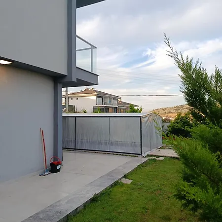 Havuzlu Muestakil Villa 4 Oda 1 Salon *